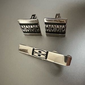 Cuff links and tie clip in silver Native American design. 3 piece vintage set